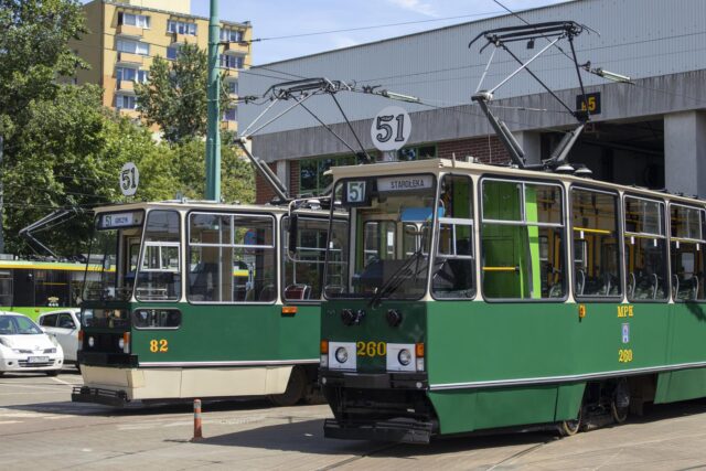 Ciemnozielone tramwaje 105N i 105Na