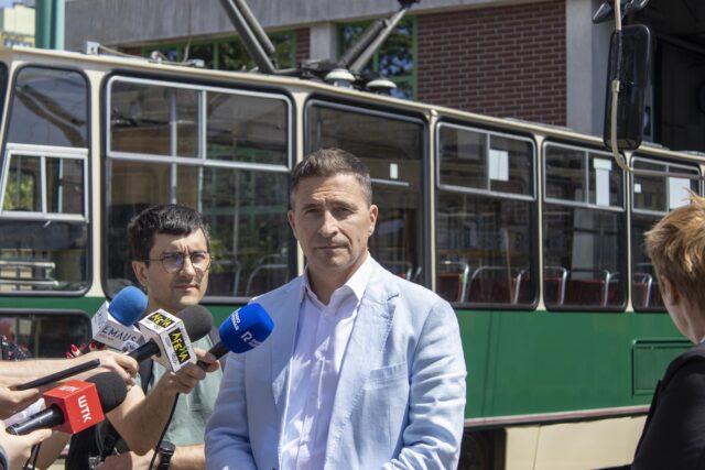 Krzysztof Dostatni, prezes MPK Poznań, zapowiada symboliczne pożegnanie wagonów 105Na