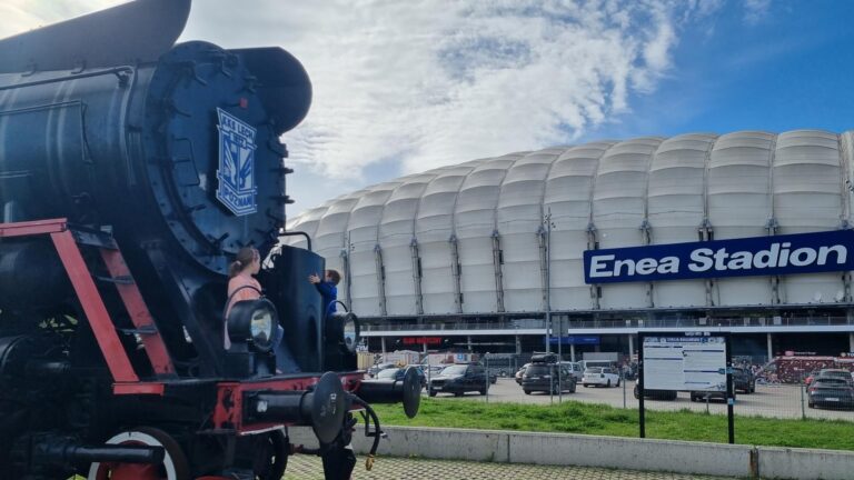 Lokomotywa przed stadionem w Poznaniu