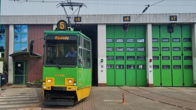 Tramwaj 105Na w bramie hali zajezdni Głogowska