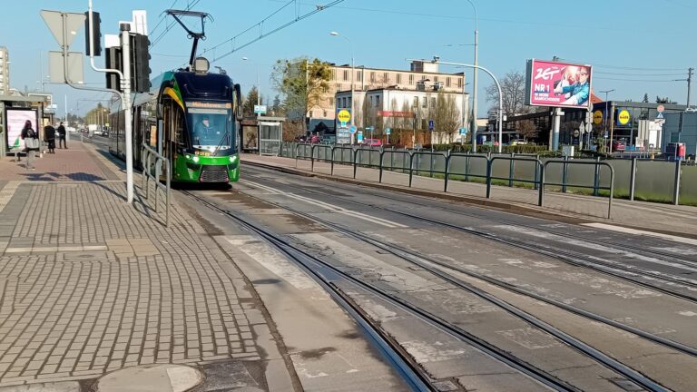 Tramwaj na przystanku Żeromskiego. Widoczna zniszczona nawierzchnia