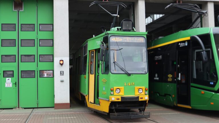 Wagon typu 105Na w bramie hali