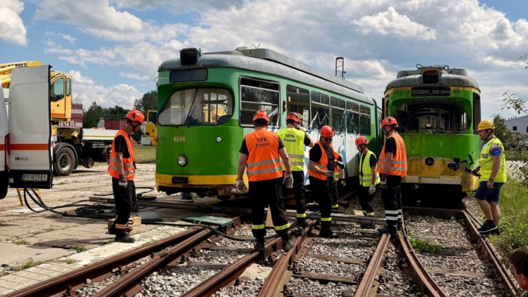 Ćwiczenia na poligonie, widoczne tramwaje i pojazdy Zakładowej Służby Ratowniczej