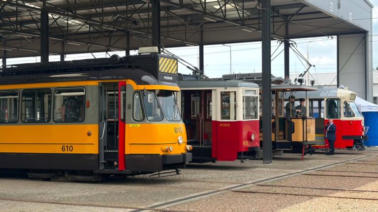 Historyczne tramwaje w hali. Na pierwszym planie żółty wagon 3G