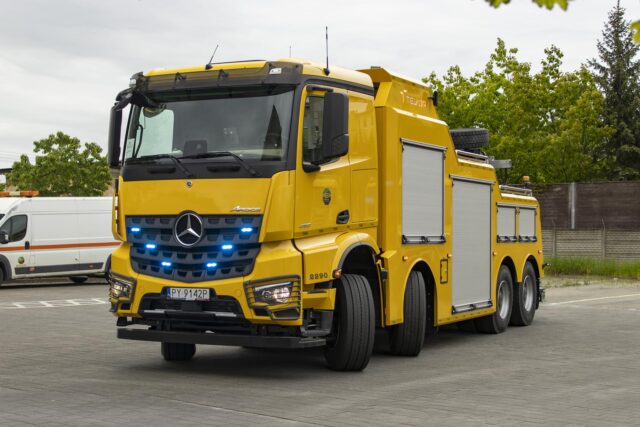 Holownik autobusowy Mercedes-Benz Arocs 4153 8×4