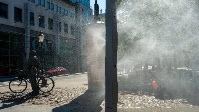 Mgławica w centrum. W tle pomnik Starego Marycha