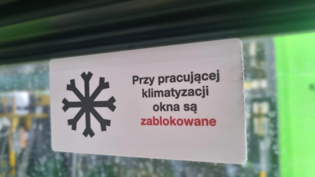 Naklejka na szybie z informacją Przy pracującej klimatyzacji okna są zablokowane