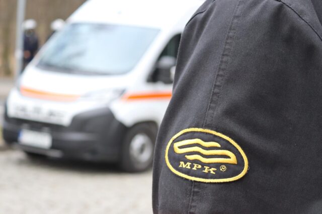 Naszywka MPK Poznań na ramieniu pracownika Zakładowej Służby Ratowniczej