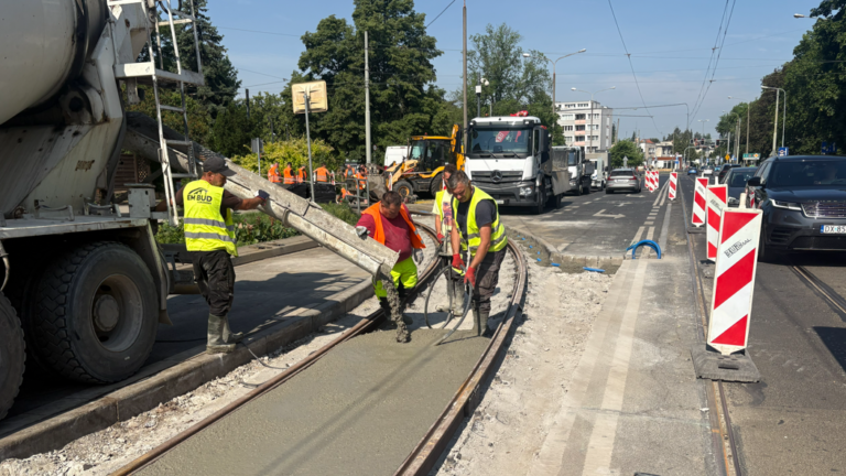 Prace (wylewanie betonu) na wyjeździe z pętli Ogrody