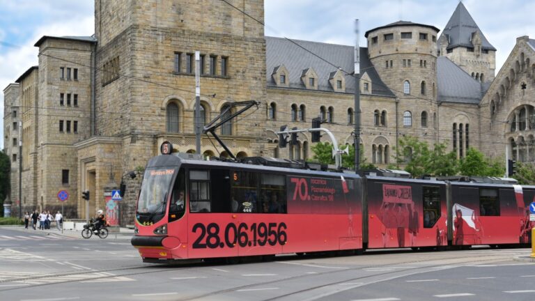 Tramwaj w czerwono-czarnych barwach z napisem 70. rocznica Poznańskiego Czerwca 1956