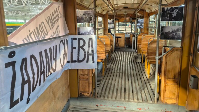 Wnętrze tramwaju wykorzystywanego w trakcie projektu Bimbą przez Historię - Linia Wolność ’56