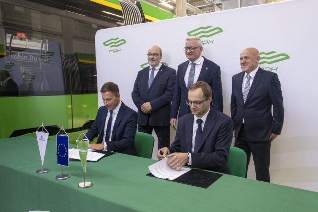 Krzysztof Dostatni i Jerzy Zalwowski podpisujący umowę w tle Piotr Pawlak, Jacek Jaśkowiak i Robert Kij