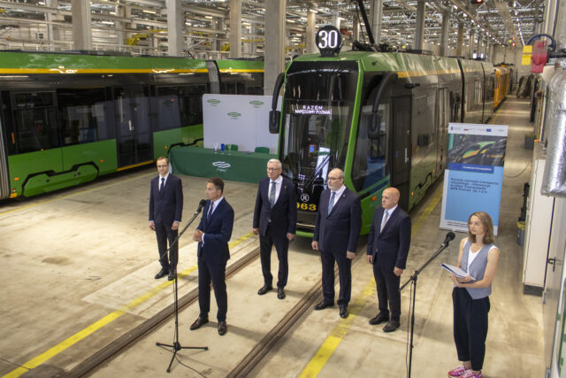 Krzysztof Dostatni podczas konferencji dotyczącej podpisania umowy na dostawę nowych tramwajów