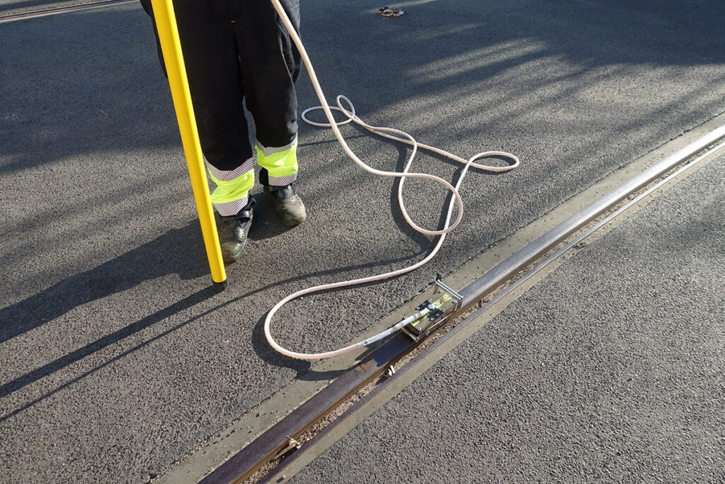 Zabezpieczenie pracowników przed zagrożeniami związanymi z prądem elektrycznym i pracą na torach tramwajowych podczas usuwania awarii