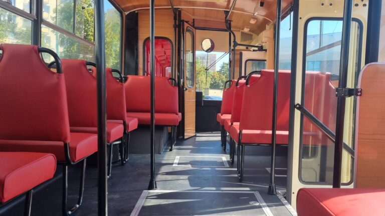 Wnętrze autobusu Jelcz M11. Widoczne czerwone siedzenia