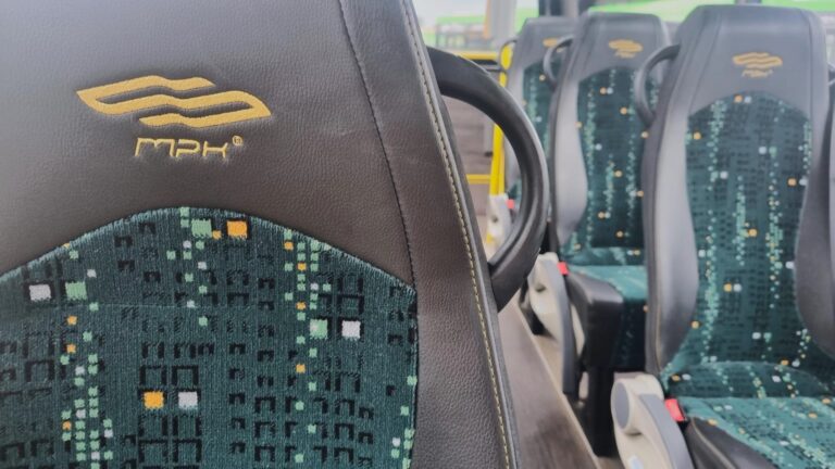 Wnętrze minibusa - siedzenia z logotypem MPK Poznań