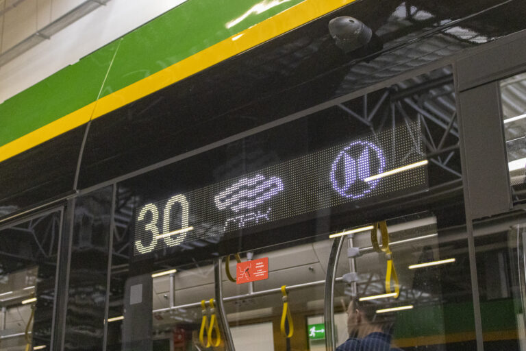 Wyświetlacz z liczbą 30 i logiem MPK Poznań oraz Modertrans