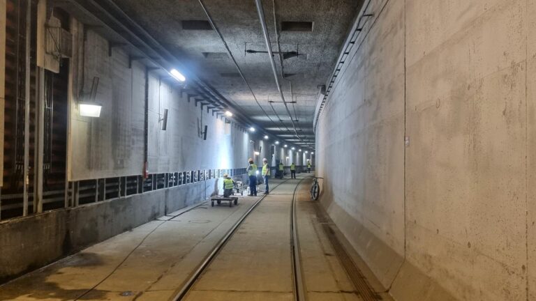 Pracownicy przy ścianie tunelu na Franowo
