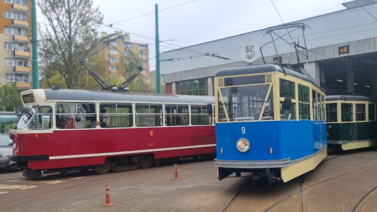 Tramwaje (czerwony i niebieski) przed halą zajezdni