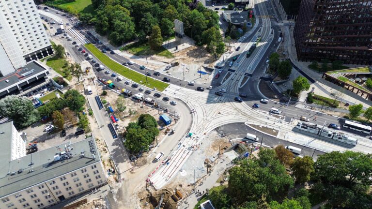 Widok z lotu ptaka na wyremontowane torowisko