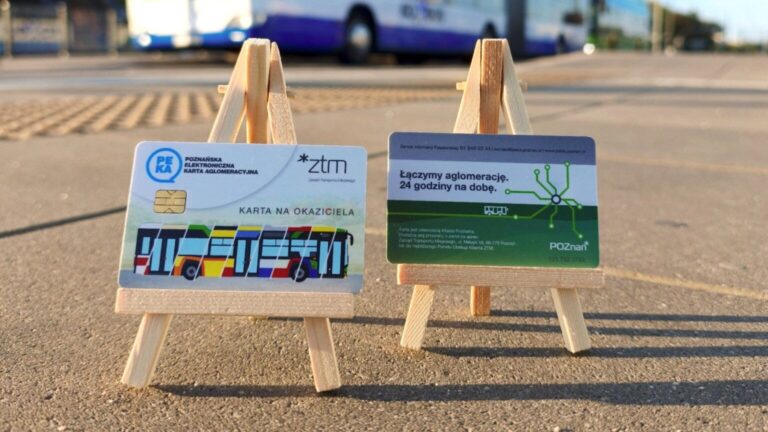 Karta PEKA z grafiką przedstawiającą różnokolorowy autobus
