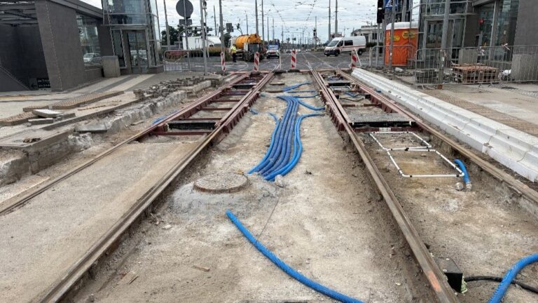 Nowe torowisko układane na podbudowie. W tle rondo Kaponiera
