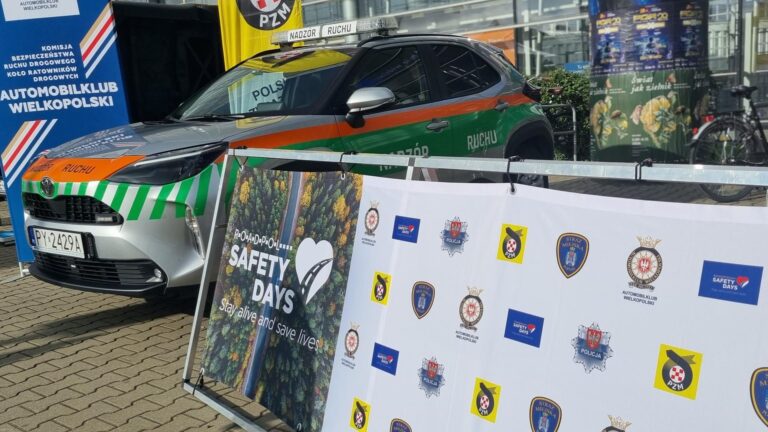 Plansza z napisem Safety Days, w tle samochód Nadzoru Ruchu MPK Poznań