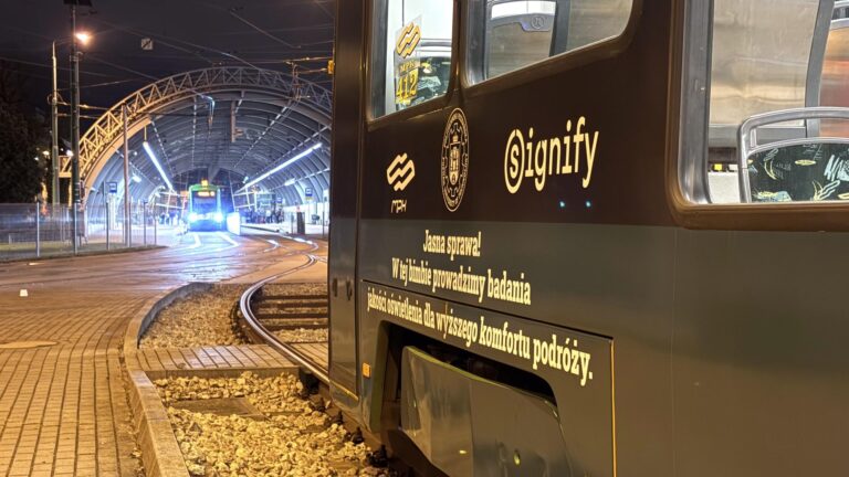 Bok tramwaju z napisem: Jasna sprawa. W tej bimbie prowadzimy badania jakości oświetlenia