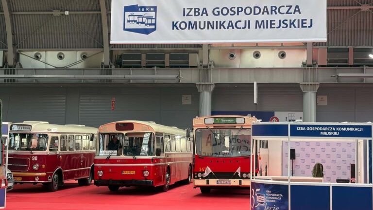Historyczne autobusy na stoisku Izby Gospodarczej Komunikacji Miejskiej