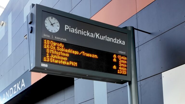 Tablica informacji pasażerskiej na przystanku Piaśnicka Kurlandzka. Widoczny czas odjazdów tramwajów różnych linii