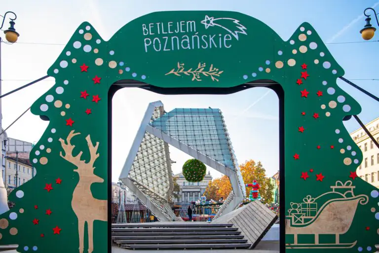 Brama z napisem Betlejem Poznańskie. Widać przez nią fontannę na pl. Wolności Fot. UMP
