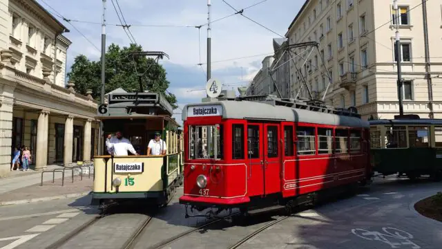 Dwa historyczne tramwaje na zbiegu torowisk